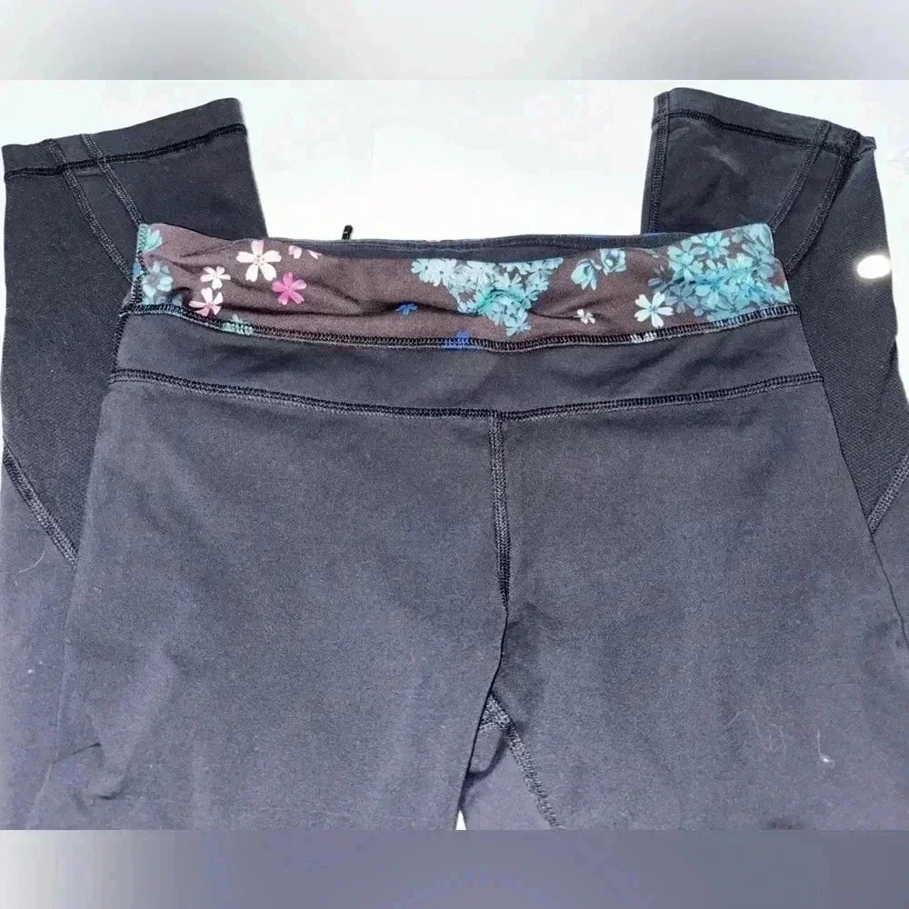 (#13)NWOTLululemonWomen'sSize4Run Inspire Crop II Black Petal Pop Multi Leggings - Picture 3 of 6